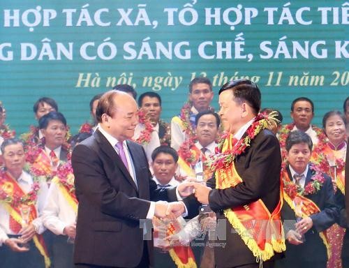 Ceremony honors outstanding cooperatives and farmers - ảnh 1